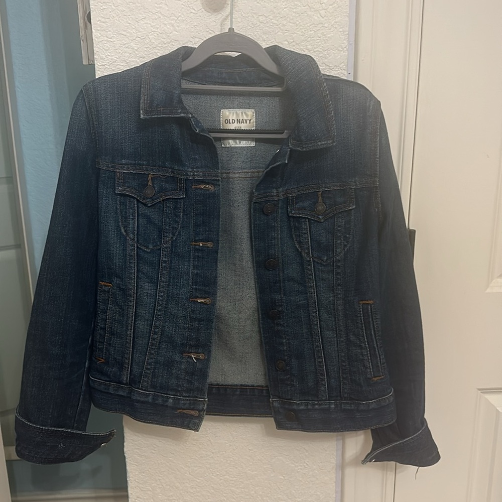 Old Navy classic denim dark w/ pockets 
Size small